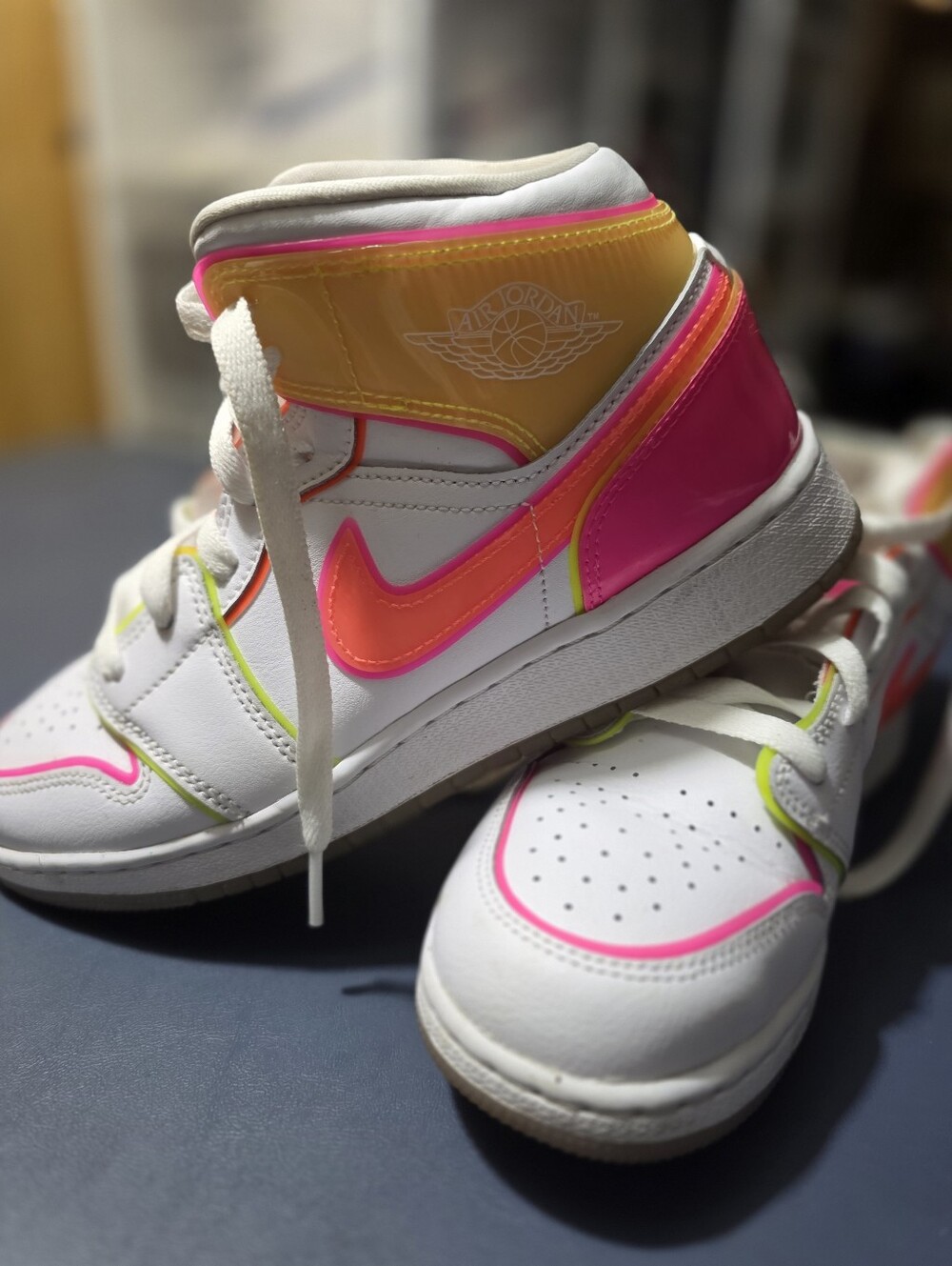 Jordan 1 Mid Edge Glow,  Kids White High-Top Sneakers Size 5.5y/7w. - Picture 4 of 8